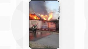 Două case, mistuite de flăcări în Prahova. Hidranţii nefuncţionali au îngreunat misiunea de salvare a pompierilor