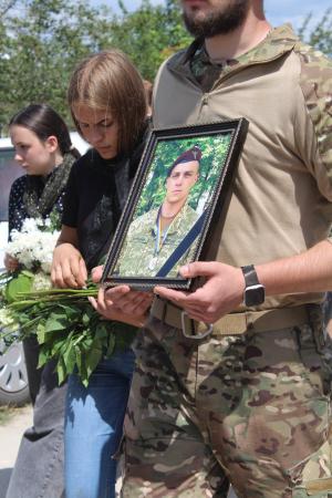 O mamă și-a îngropat cei doi băieți, la doar câteva luni distanță. Tinerii au sfârșit pe front, în Ucraina