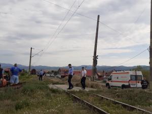 Accident feroviar în Harghita. Un bărbat a murit, după ce tractorul pe care îl conducea a fost lovit de un tren de călători