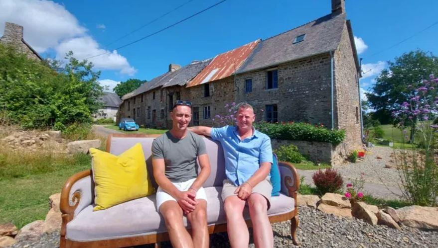 Cu 26.000 de euro, un cuplu a cumpărat un sat întreg în Franţa. Acasă trăiau de pe-o zi pe alta, în rulota unui amic