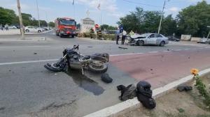 Impact devastator pe o stradă din Constanţa. Un tânăr de 25 de ani a intrat cu motocicleta, în plin, într-un autoturism