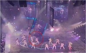 Doi dansatori, striviţi pe scenă în timpul unui concert din Hong Kong. Un monitor s-a desprins din tavan şi a căzut peste ei
