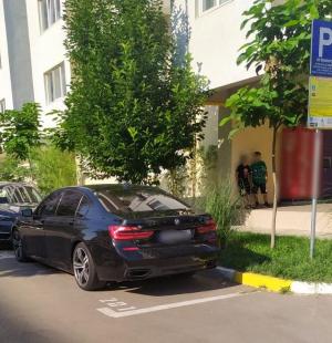 Doi turiști cu BMW-uri au demontat plăcuţele de înmatriculare pentru a fenta plata parcării în Mamaia. S-au trezit că au de plată mai mult