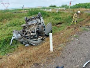 Accident grav în Mureş, provocat de o şoferiţă de 25 de ani. Un autoturism s-a răsturnat în decor. Acul vitezometrului s-a oprit la 110 km/h