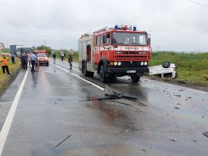 Accident grav în Mureş, provocat de o şoferiţă de 25 de ani. Un autoturism s-a răsturnat în decor. Acul vitezometrului s-a oprit la 110 km/h
