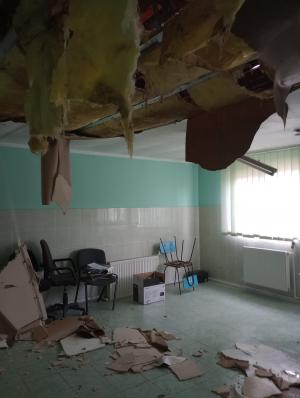 "A venit vârtejul și a luat acoperișul". Prăpăd după furtună într-o comună din Botoșani. Vijeliile și grindina au distrus clădirea primăriei