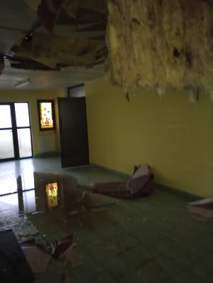 "A venit vârtejul și a luat acoperișul". Prăpăd după furtună într-o comună din Botoșani. Vijeliile și grindina au distrus clădirea primăriei