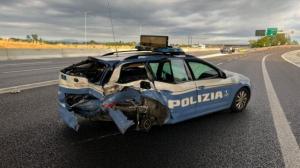 A intrat cu viteză maximă în maşina de poliţie. Accident înfiorător filmat pe o autostradă din Italia