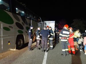 Un autocar cu zeci de oameni la bord, între care mulți copii, s-a ciocnit cu un TIR pe "Drumul Morții", în Bacău