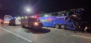 Un autocar cu zeci de oameni la bord, între care mulți copii, s-a ciocnit cu un TIR pe "Drumul Morții", în Bacău