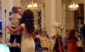 "A fugit cu 17.800 de euro". Doi miri din Suceava, jefuiţi a doua zi după nuntă. Un bărbat a intrat în casă şi a plecat cu tot darul