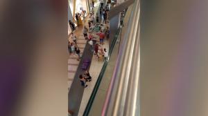 Ce spun medicii despre starea copilului de 2 ani, care a căzut în gol sub privirile mamei, într-un mall din Arad