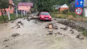 Imaginile dezastrului lăsate în urmă de furtunile care au lovit România. Râul Putna s-a umflat atât de tare că a rupt rampele unui pod