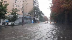Imaginile dezastrului lăsate în urmă de furtunile care au lovit România. Râul Putna s-a umflat atât de tare că a rupt rampele unui pod