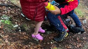 Doi copii de 5 şi 6 ani, salvaţi după ce o furtună i-a surprins pe munte în şlapi de cauciuc şi pantaloni scurţi