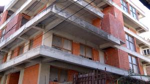 A început demolarea unui celebru bloc din Bucureşti, construit ilegal: "Bucăţică cu bucăţică"