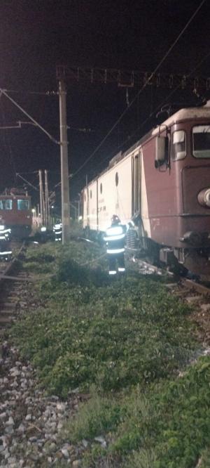 Locomotiva unui tren de călători a luat foc în Gara de Sud din Ploiești. Incendiul ar fi izbucnit din cauza supraîncălzirii compresorului