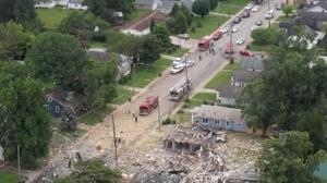 Trei morţi şi zeci de case distruse, bilanţul unei explozii puternice, în SUA. Mai multe persoane ar putea fi prinse sub dărâmături