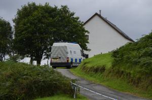 Un tată a patru copii a murit și alte trei persoane au fost rănite în timpul unui atac, în Scoția. Un bărbat a fost arestat