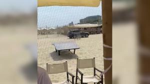 Un român s-a dat în spectacol pe o plajă din Italia şi a făcut drifturi pe nisip