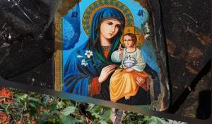 Minune înainte de sărbătoarea Sfântei Maria: O icoană cu Fecioara a rămas intactă, deşi întreaga casă a fost mistuită de foc, la Botoşani
