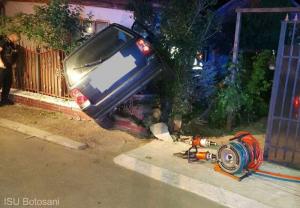 Un şofer băut din Botoşani a intrat cu maşina într-o casă, după ce a rupt un gard