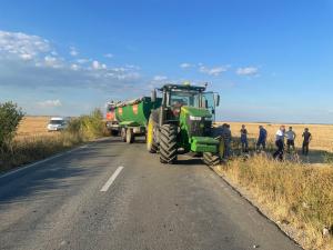O familie întreagă a ajuns la spital, după ce un tractor a tăiat calea unei maşini, în Dâmboviţa. În autoturism se aflau şi doi copii