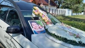 Prăbuşit de durere, unicul supravieţuitor al măcelului de la Bascov e sprijinit pe braţe în cimitir: Îşi conduce în lacrimi pe ultimul drum fiica de 5 ani şi soţia