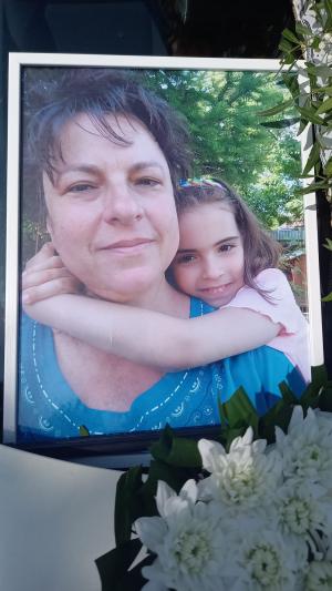 Prăbuşit de durere, unicul supravieţuitor al măcelului de la Bascov e sprijinit pe braţe în cimitir: Îşi conduce în lacrimi pe ultimul drum fiica de 5 ani şi soţia