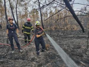 Ajutor românesc pentru stingerea incendiilor de vegetaţie din Franţa. 37 de pompieri au intervenit cu mai multe autospeciale şi drone