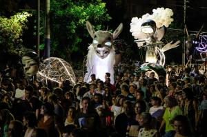 (P) Între 25 august și 1 septembrie Craiova devine capitala păpușilor gigant la Festivalul Puppets Occupy Street