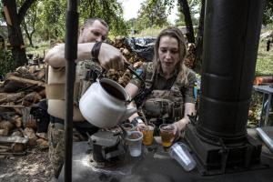 La doar 28 de ani, Svetlana conduce un batalion al forțelor armate ucrainene pe frontul din Donețk. Luptă cot la cot cu soțul său