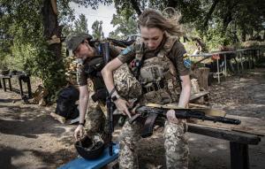 La doar 28 de ani, Svetlana conduce un batalion al forțelor armate ucrainene pe frontul din Donețk. Luptă cot la cot cu soțul său