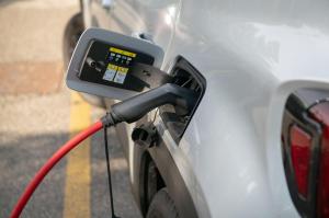 Vânzările de maşini noi electrice şi hybrid au depăşit vânzările de maşini diesel. Raport prezentat de Ministerul Mediului