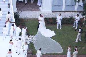 Jennifer Lopez şi Ben Affleck şi-au jurat iubire eternă în faţa altarului. Rochia fabuloasă purtată în ziua cea mare