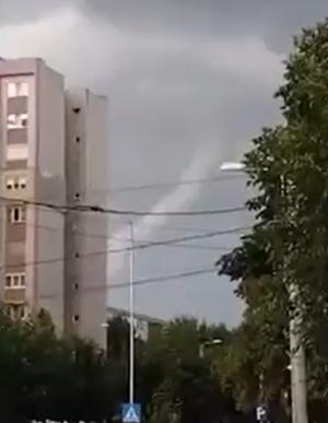 Fenomen meteo neobişnuit la Craiova: O tornadă formată din senin ameninţa să ia pe sus tot ce prindea în cale