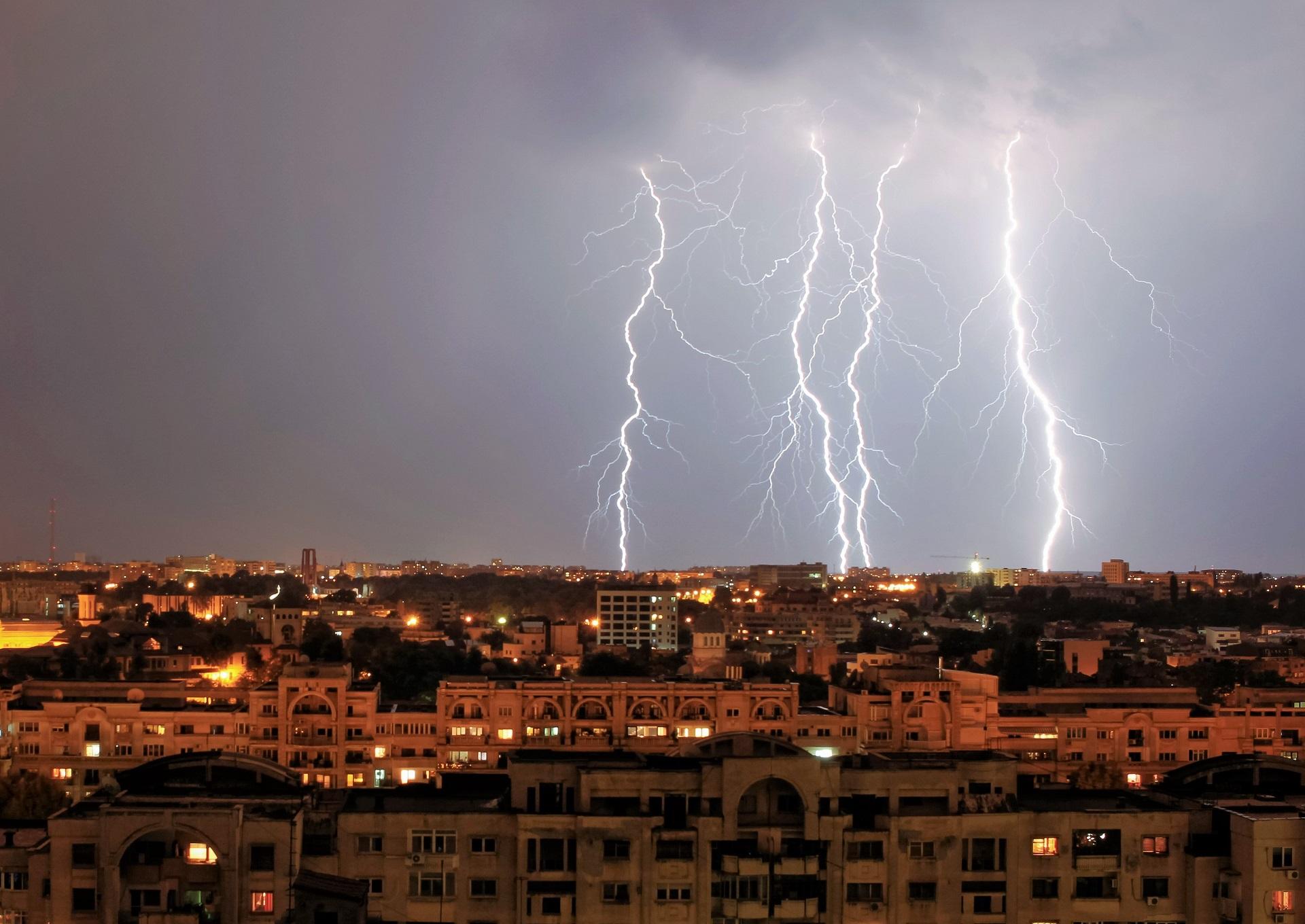 sand Miner Grumpy Cod Portocaliu de furtună cu fulgere și grindină în București. A fost emis  mesaj RO-ALERT | Observatornews.ro