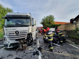 Momentul impactulului dramatic dintre un autoturism şi un TIR, în Bihor. Cei doi tineri care se aflau în maşină au murit pe loc
