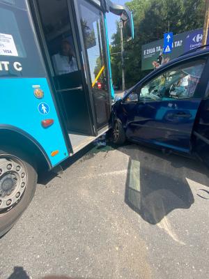 O maşină a intrat într-un autobuz STB. Accident cu şase victime, printre care doi copii, în Bucureşti