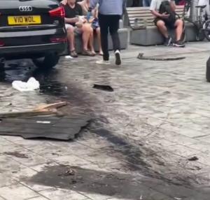 Un bărbat de 60 de ani a intrat cu mașina într-un grup de oameni, pe o stradă din Londra. Cinci persoane rănite, maşina a rămas blocată într-un parapet