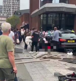 Un bărbat de 60 de ani a intrat cu mașina într-un grup de oameni, pe o stradă din Londra. Cinci persoane rănite, maşina a rămas blocată într-un parapet