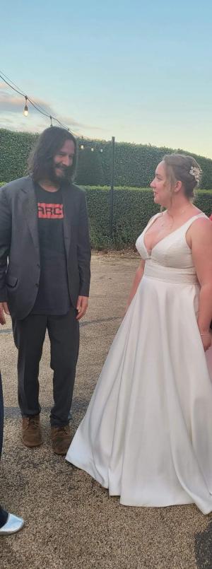 Keanu Reeves, apariţie surpriză la nunta unui cuplu de necunoscuţi. "Soţul meu l-a văzut la un bar din apropiere"
