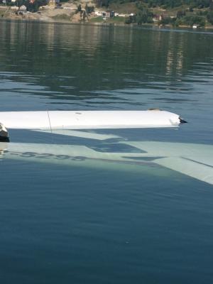 Momentul prăbuşirii avionului în lacul Colibiţa, surprins în imagini. Pilotul a murit, după ce a fost scos inconştient