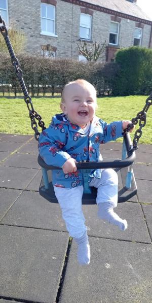 Bebeluş paralizat pe viaţă, după un accident vascular suferit când împlinea 1 an. Drama familiei din UK: mama e devastată