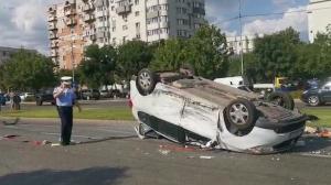 Maşină răsturnată pe un bulevard din Craiova. Accidentul s-a produs după ce o şoferiţă de 32 de ani nu a acordat prioritate