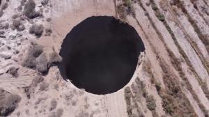 Groapă cu o adâncime de aproape 200 de metri apărută din senin lângă o mină de cupru din Chile