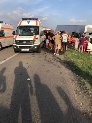 Accident cu 7 victime, în Călăraşi. Un bărbat de 40 de ani a murit pe loc. Doi pacienţi au fost preluaţi de elicopterul SMURD