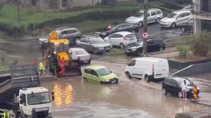 O şoferiţă din Cluj-Napoca a rămas captivă într-un crater plin cu apă. Şanţul săpat de muncitori nu fusese semnalizat