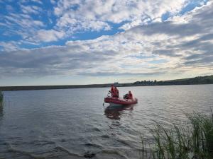 "Multe suflete a luat acest iaz, multe trupuri a înghițit". Un băiat de 18 ani, căutat de ieri într-un lac din Suceava. Tânărul nu știa să înoate