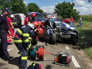 Opel făcut praf, după ce s-a izbit de un copac, în Botoşani. Doi soţi de 50 de ani, victime în accident